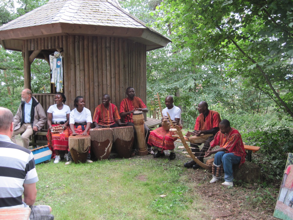 Grillfest 2012 am Tempelchen. Musikalische Unterhaltung durch die Gruppe Wukwano aus Uganda.